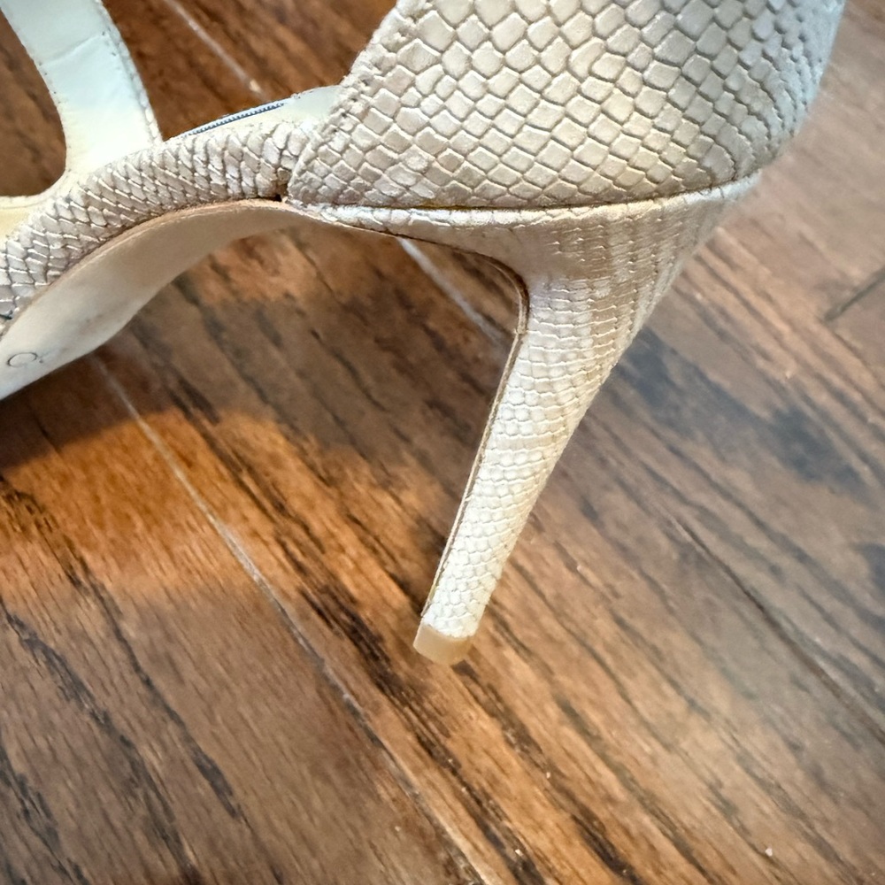 Jimmy Choo Emily 85 Nude embossed leather heels.
New in box. Size 6.5
STUNNING - Picture 10 of 13
